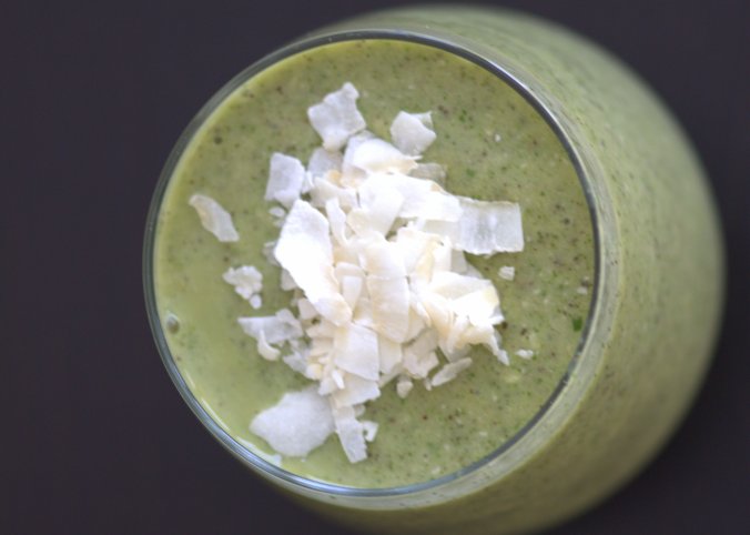 Mango Coconut Green Smoothie | www.thebahamallama.com