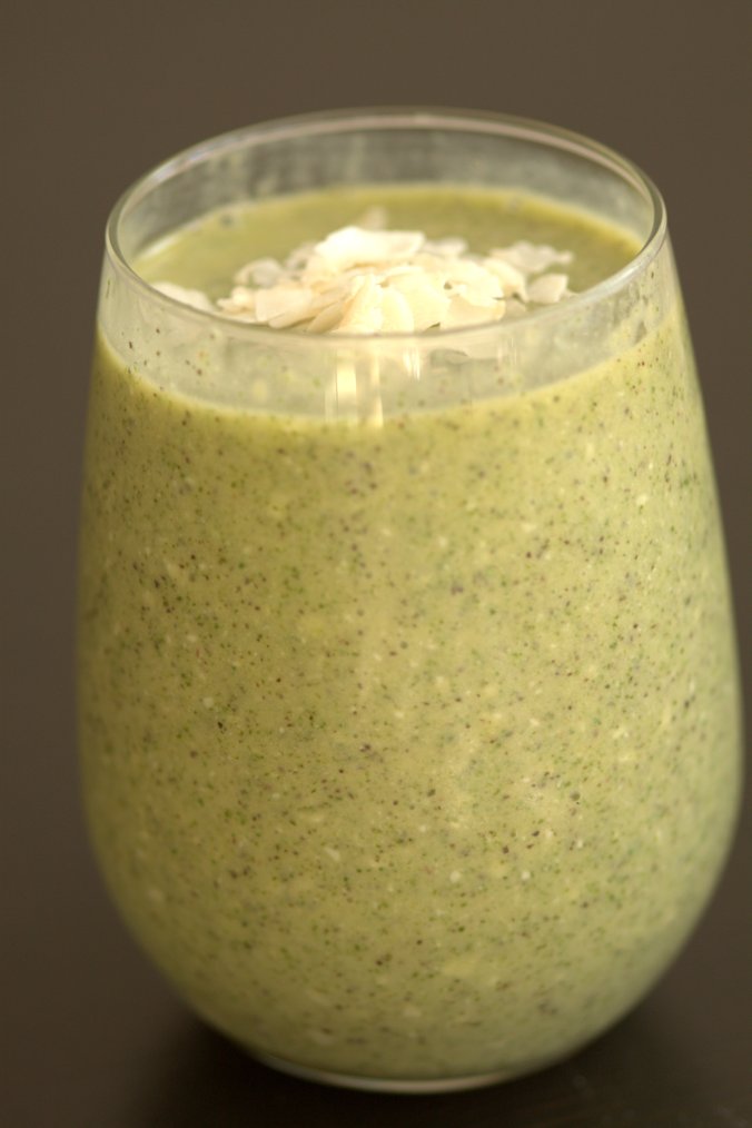 Mango Coconut Green Smoothie | www.thebahamallama.com