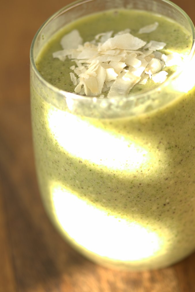 Mango Coconut Green Smoothie | www.thebahamallama.com