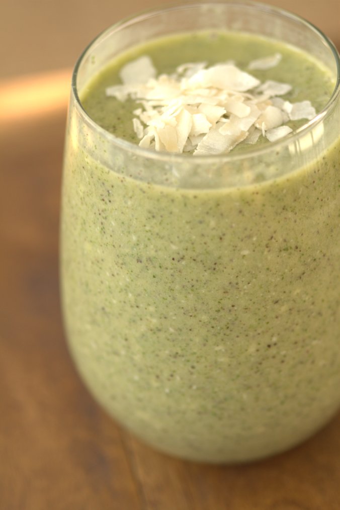 Mango Coconut Green Smoothie | www.thebahamallama.com