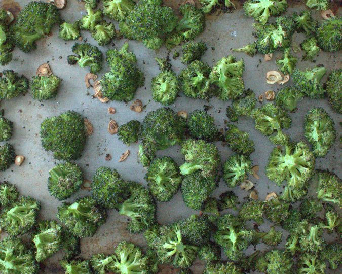 Lemon-Garlic Roasted Broccoli | www.thebahamallama.com
