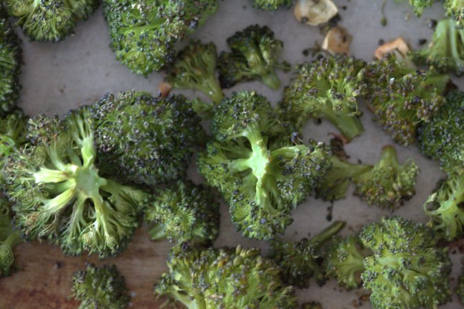 Lemon-Garlic Roasted Broccoli | www.thebahamallama.com