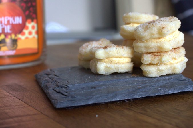 Pumpkin Spice Sandwich Cookies | www.thebahamallama.com